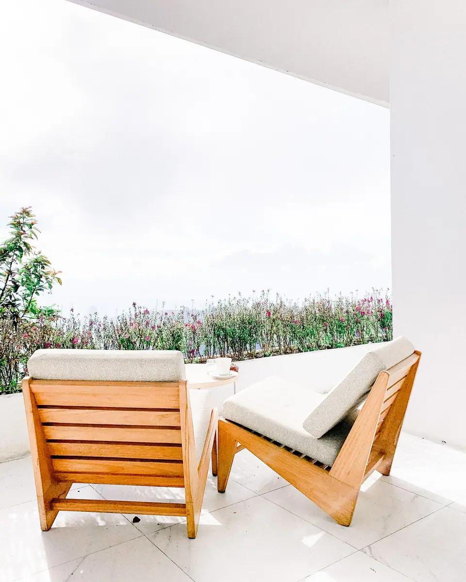 Pantai Lounge Chair — LG-O03 · Teak, outdoor cushions